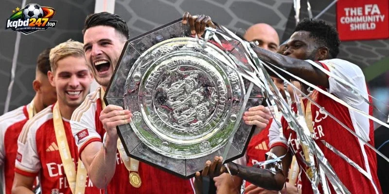 Arsenal Nâng Cúp Nhưng Không Trọn Niềm Vui, Guimaraes Gặp Vấn Đề Thể Trạng 2 Arsenal lên ngôi xứng đáng sau màn thể hiện vượt trội