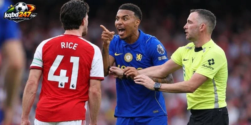 Khoảnh Khắc Căng Thẳng Arsenal - Chelsea: Rice Và Rogers Suýt Ẩu Đả 2 Rogers nổi nóng với Rice sau pha va chạm cuối trận